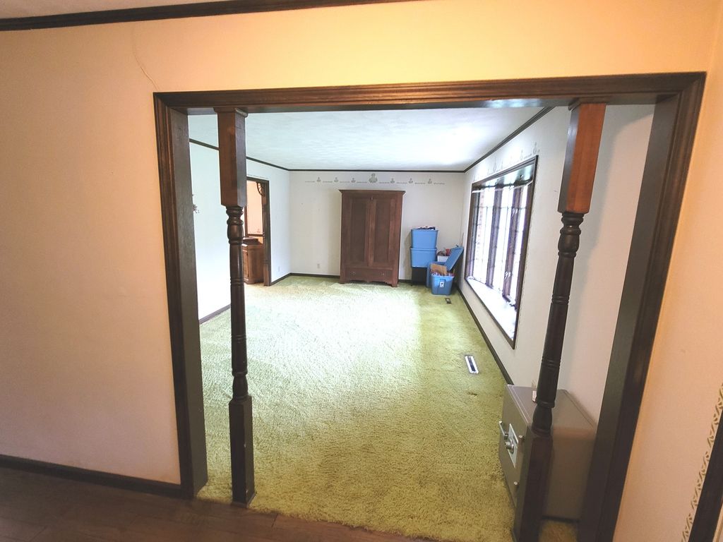 Image 5 of property listing at 14 Lakedale Drive, Salem, IL 62881