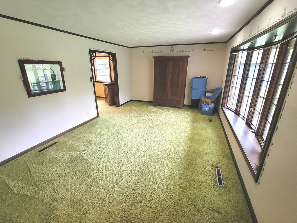 Image 6 of property listing at 14 Lakedale Drive, Salem, IL 62881