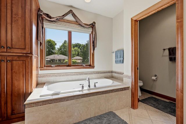 1606 S Carver LANE, Appleton, WI 54914
