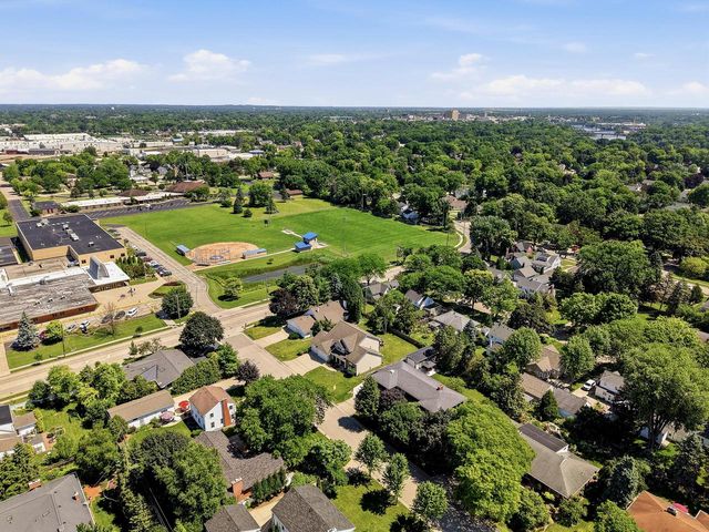 1606 S Carver LANE, Appleton, WI 54914