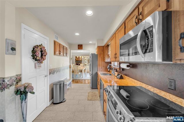 6 Jay Street, Old Tappan, NJ 07675