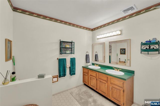 6 Jay Street, Old Tappan, NJ 07675