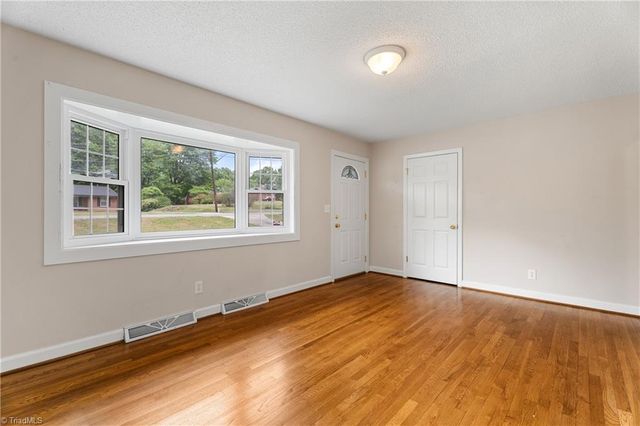 115 Vista Way Drive, Kernersville, NC 27284