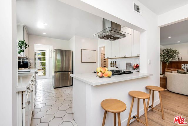 552 N Bronson Avenue, Los Angeles, CA 90004