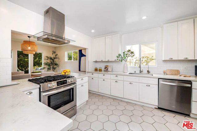 552 N Bronson Avenue, Los Angeles, CA 90004