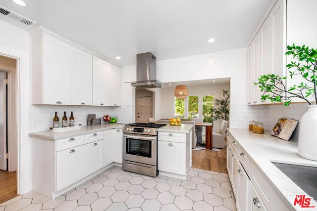 552 N Bronson Avenue, Los Angeles, CA 90004