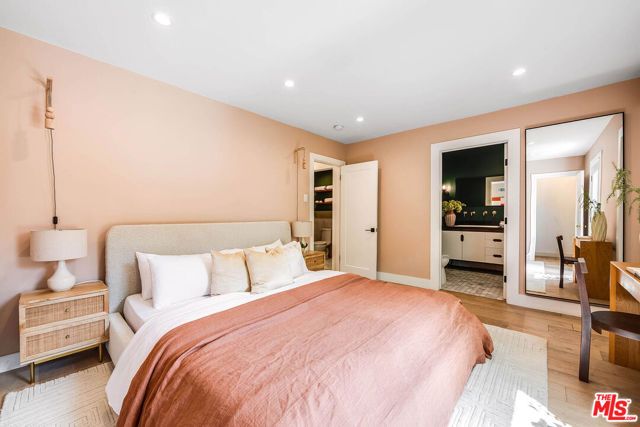 552 N Bronson Avenue, Los Angeles, CA 90004
