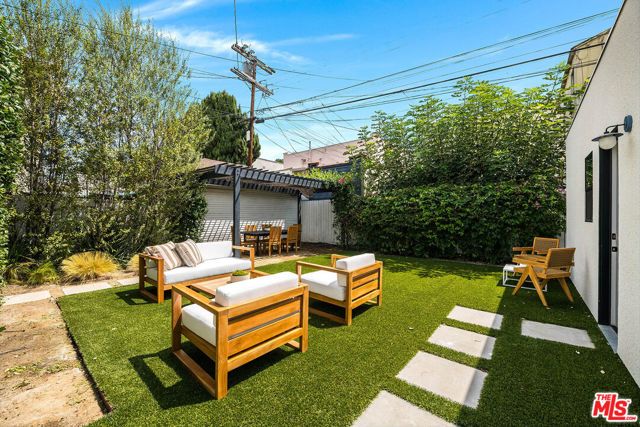 552 N Bronson Avenue, Los Angeles, CA 90004