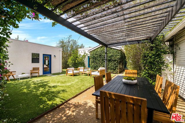 552 N Bronson Avenue, Los Angeles, CA 90004
