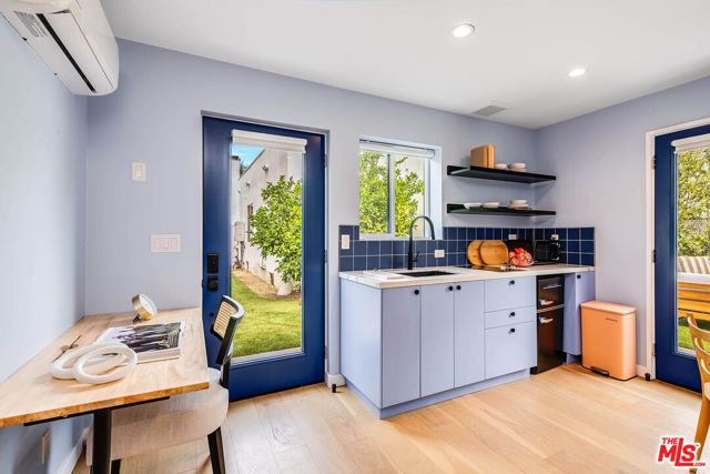 552 N Bronson Avenue, Los Angeles, CA 90004