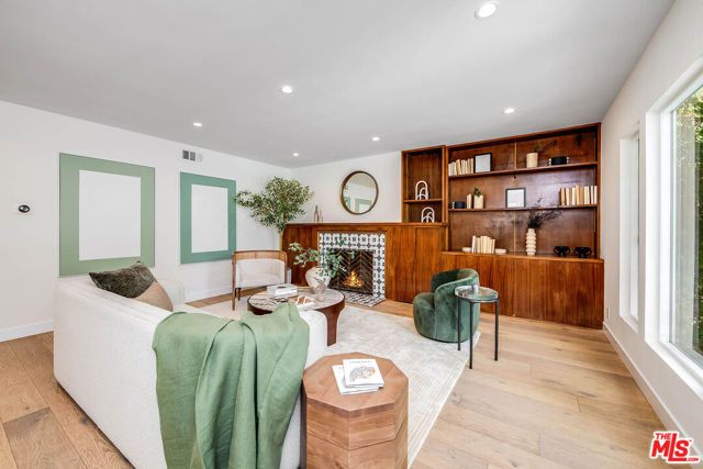552 N Bronson Avenue, Los Angeles, CA 90004