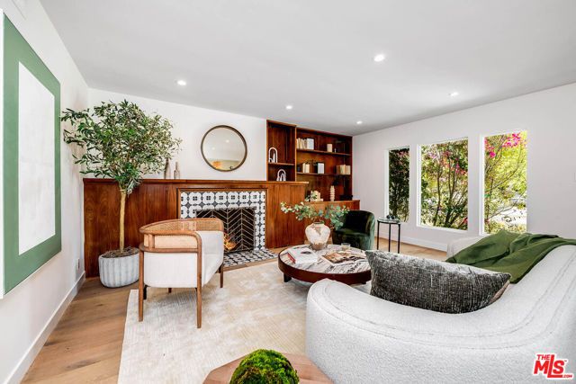 552 N Bronson Avenue, Los Angeles, CA 90004