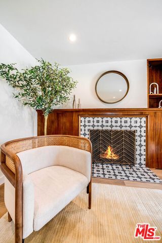 552 N Bronson Avenue, Los Angeles, CA 90004