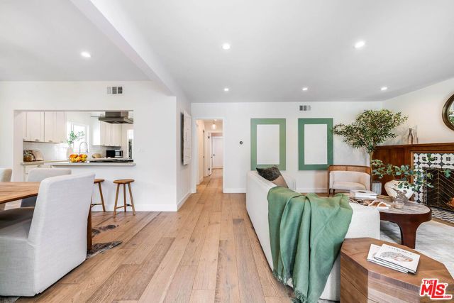 552 N Bronson Avenue, Los Angeles, CA 90004