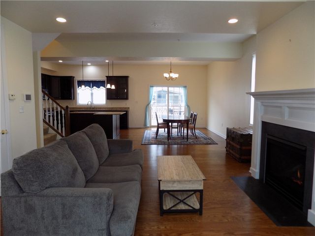 221 Riverfront St, Oakmont, PA 15139