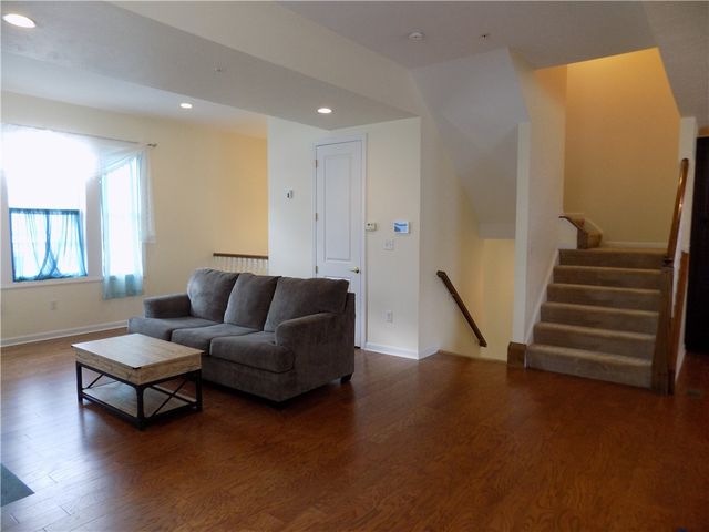 221 Riverfront St, Oakmont, PA 15139