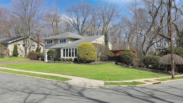 29 Serpentine Lane, Old Bethpage, NY 11804