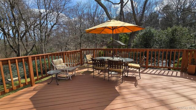 29 Serpentine Lane, Old Bethpage, NY 11804
