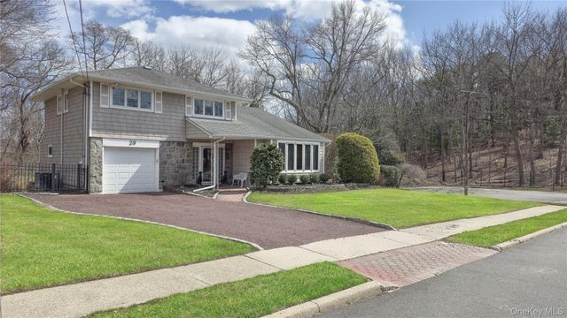 29 Serpentine Lane, Old Bethpage, NY 11804