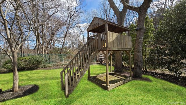 29 Serpentine Lane, Old Bethpage, NY 11804