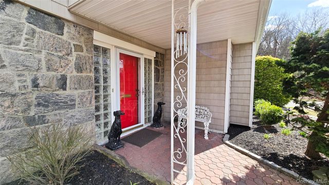 29 Serpentine Lane, Old Bethpage, NY 11804