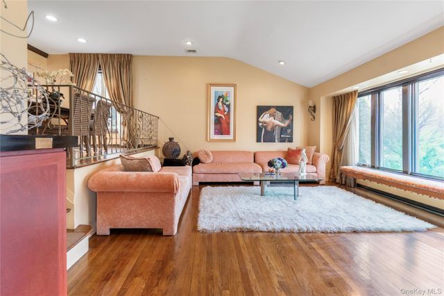 29 Serpentine Lane, Old Bethpage, NY 11804