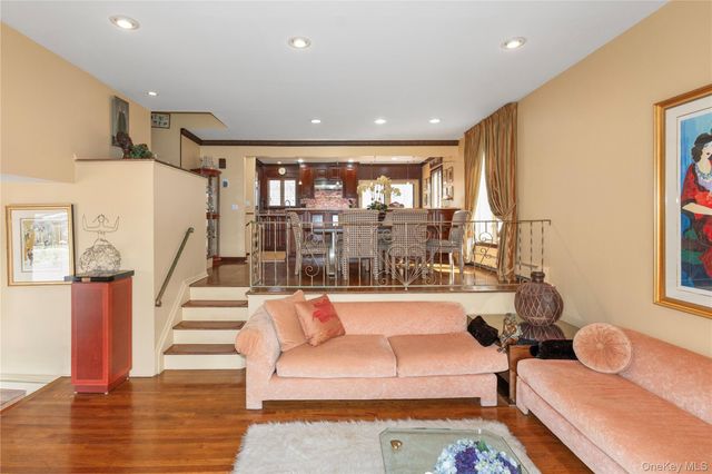 29 Serpentine Lane, Old Bethpage, NY 11804