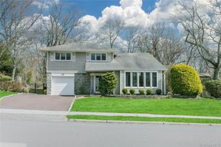 29 Serpentine Lane, Old Bethpage, NY 11804
