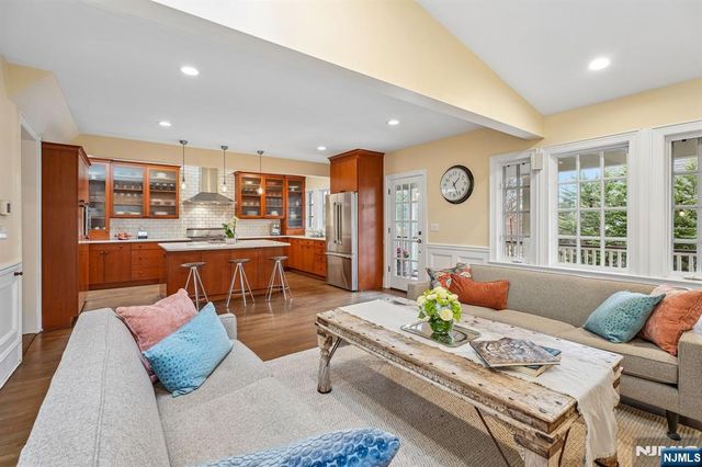 391 Up Mountain Avenue, Montclair, NJ 07043