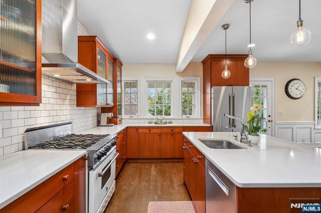 391 Up Mountain Avenue, Montclair, NJ 07043