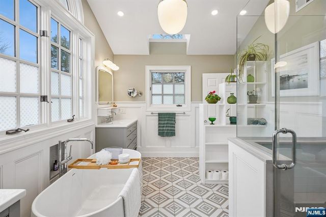 391 Up Mountain Avenue, Montclair, NJ 07043