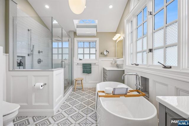 391 Up Mountain Avenue, Montclair, NJ 07043