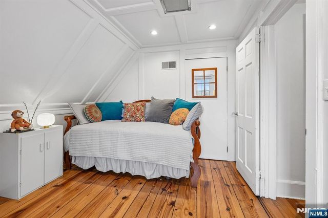 391 Up Mountain Avenue, Montclair, NJ 07043