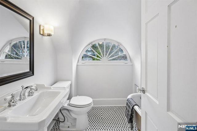 391 Up Mountain Avenue, Montclair, NJ 07043