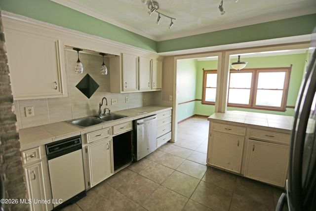 213 Longwood Drive, Clinton, MS 39056