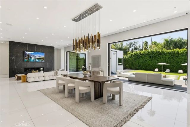 20141 Wells Drive, Woodland Hills, CA 91364