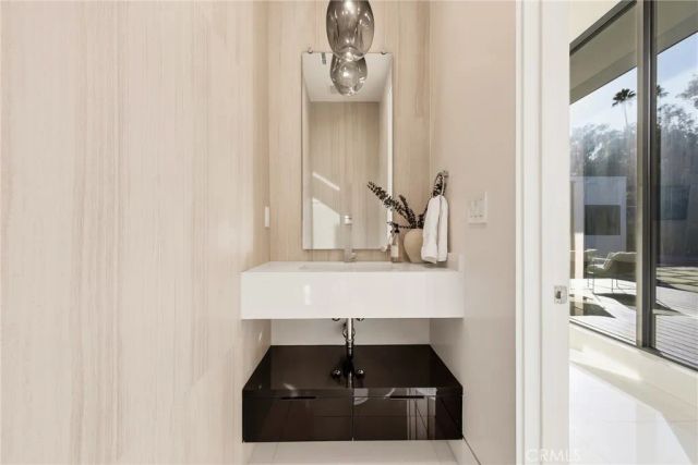 20141 Wells Drive, Woodland Hills, CA 91364