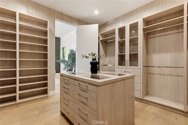 20141 Wells Drive, Woodland Hills, CA 91364