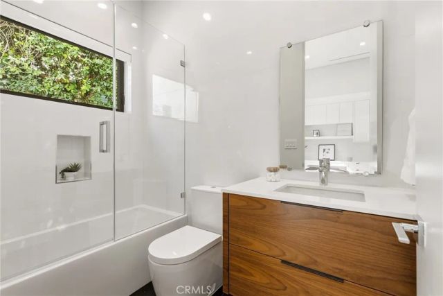 20141 Wells Drive, Woodland Hills, CA 91364