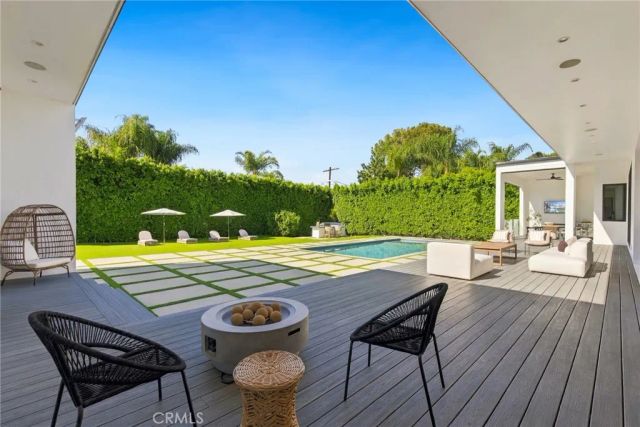 20141 Wells Drive, Woodland Hills, CA 91364
