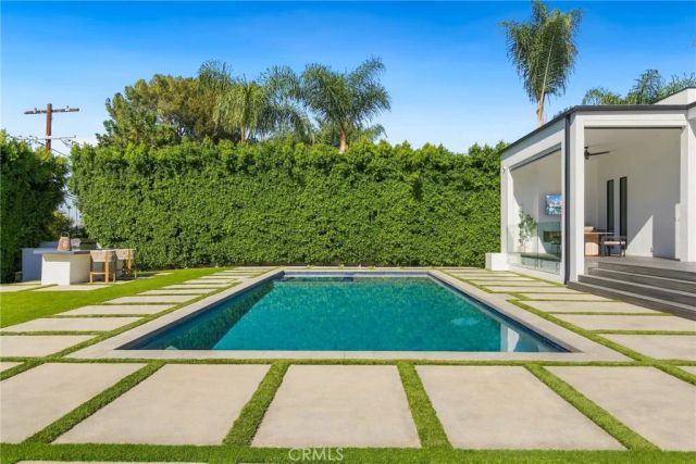 20141 Wells Drive, Woodland Hills, CA 91364