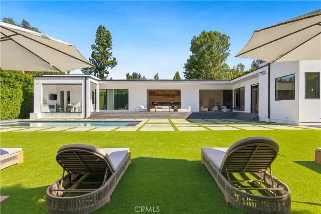 20141 Wells Drive, Woodland Hills, CA 91364