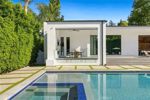 20141 Wells Drive, Woodland Hills, CA 91364