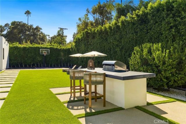 20141 Wells Drive, Woodland Hills, CA 91364