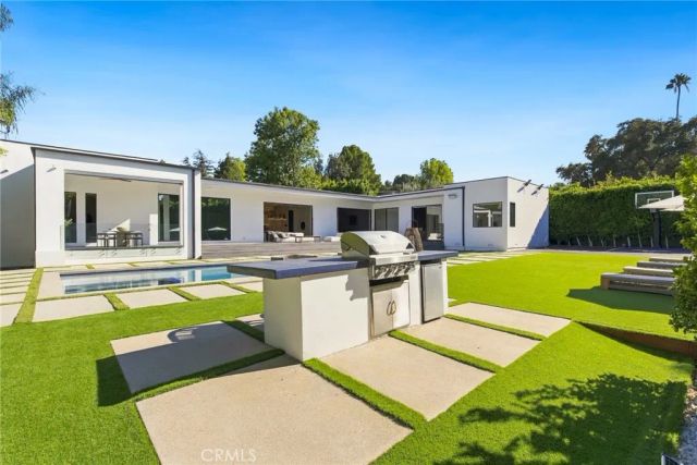 20141 Wells Drive, Woodland Hills, CA 91364