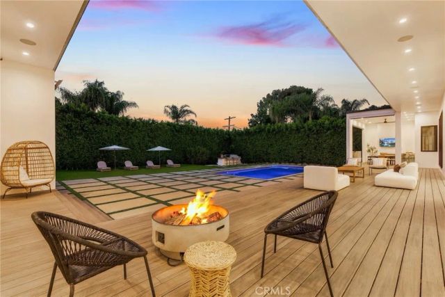20141 Wells Drive, Woodland Hills, CA 91364