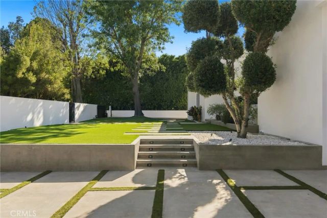 20141 Wells Drive, Woodland Hills, CA 91364