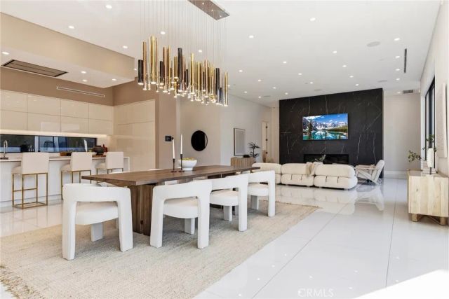 20141 Wells Drive, Woodland Hills, CA 91364