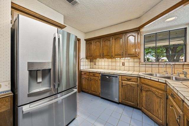 2106 Meadowview Circle, Garland, TX 75043