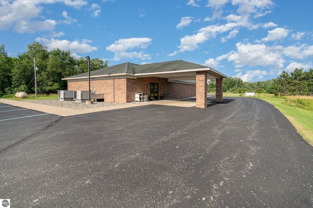 Image 3 of property listing at 4093 M-65, Hale, MI 48739